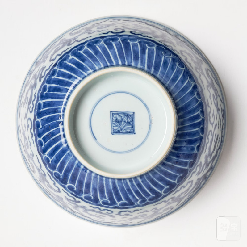 A blue and white 'Chilong' bowl, - 图6